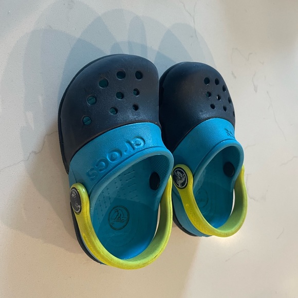 Toddler electro crocs like new - Picture 2 of 3